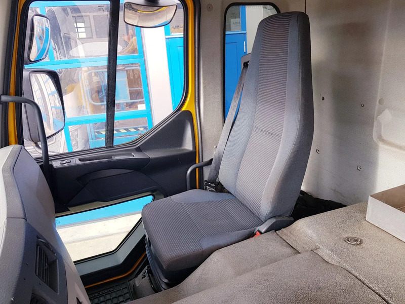 Cab chassis truck Volvo FE 300 EEV 6X2 Retarder 258.000 KM TÜV: picture 11