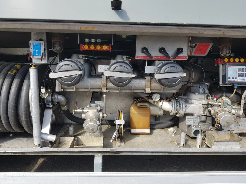 Tank truck Volvo FM 9.340 Petrol, Diesel 17000 Ltr. 3 Compartementen: picture 10 Tank truck Volvo FM 9.340 Petrol, Diesel 17000 Ltr. 3 Compartementen: picture 10
