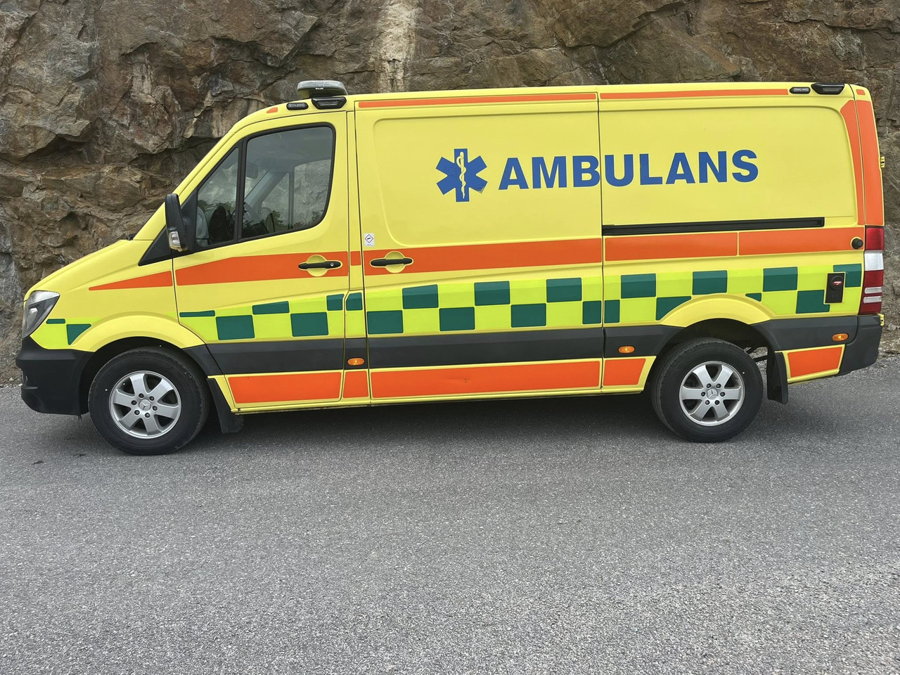 MERCEDES-BENZ Sprinter 319 - AMBULANCE - RESERVERAD !! - Ambulance: picture 3 MERCEDES-BENZ Sprinter 319 - AMBULANCE - RESERVERAD !! - Ambulance: picture 3