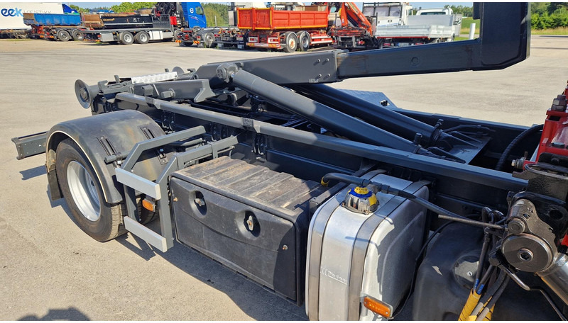 Hook lift truck, Crane truck Volvo FL280 4X2 HMF 1560 + platform: picture 11