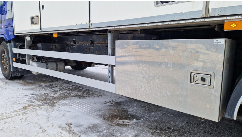 Box truck Volvo FM330 4X2: picture 9