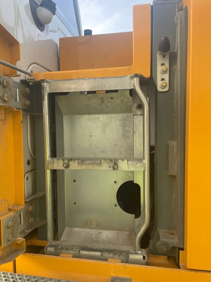 Crawler excavator Liebherr R 926 LC: picture 20