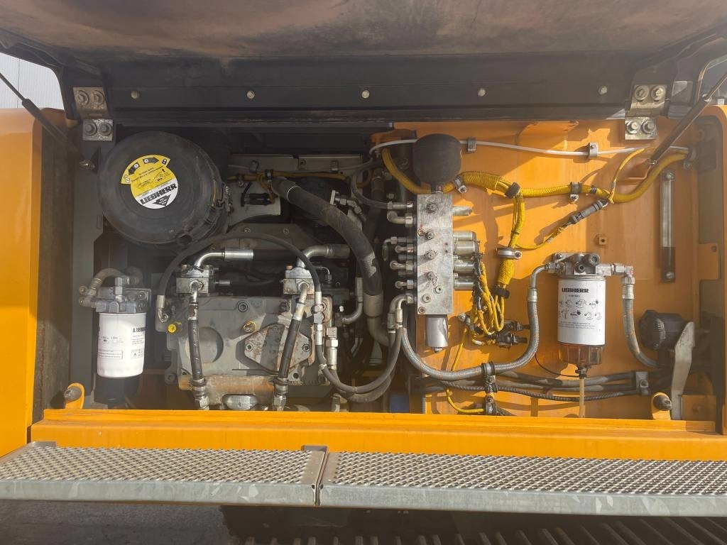 Crawler excavator Liebherr R 926 LC: picture 18