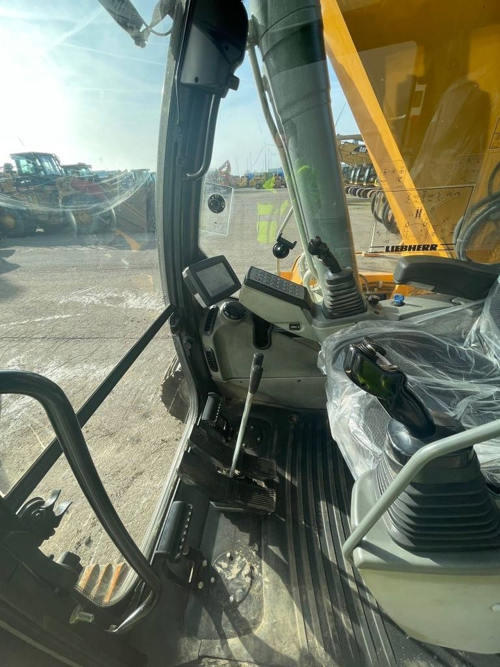 Crawler excavator Liebherr R 926 LC: picture 13