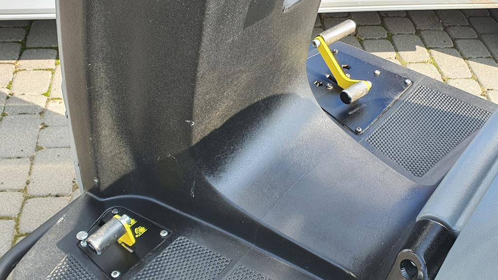 Industrial sweeper KÄRCHER KM 100/100 R Bp: picture 10