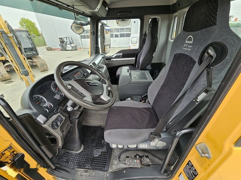 Interior photo 2: Tractor unit MAN MAN Langendorf TGS 26.480 TGS 26.480 Interior photo 2: Tractor unit MAN MAN Langendorf TGS 26.480 TGS 26.480