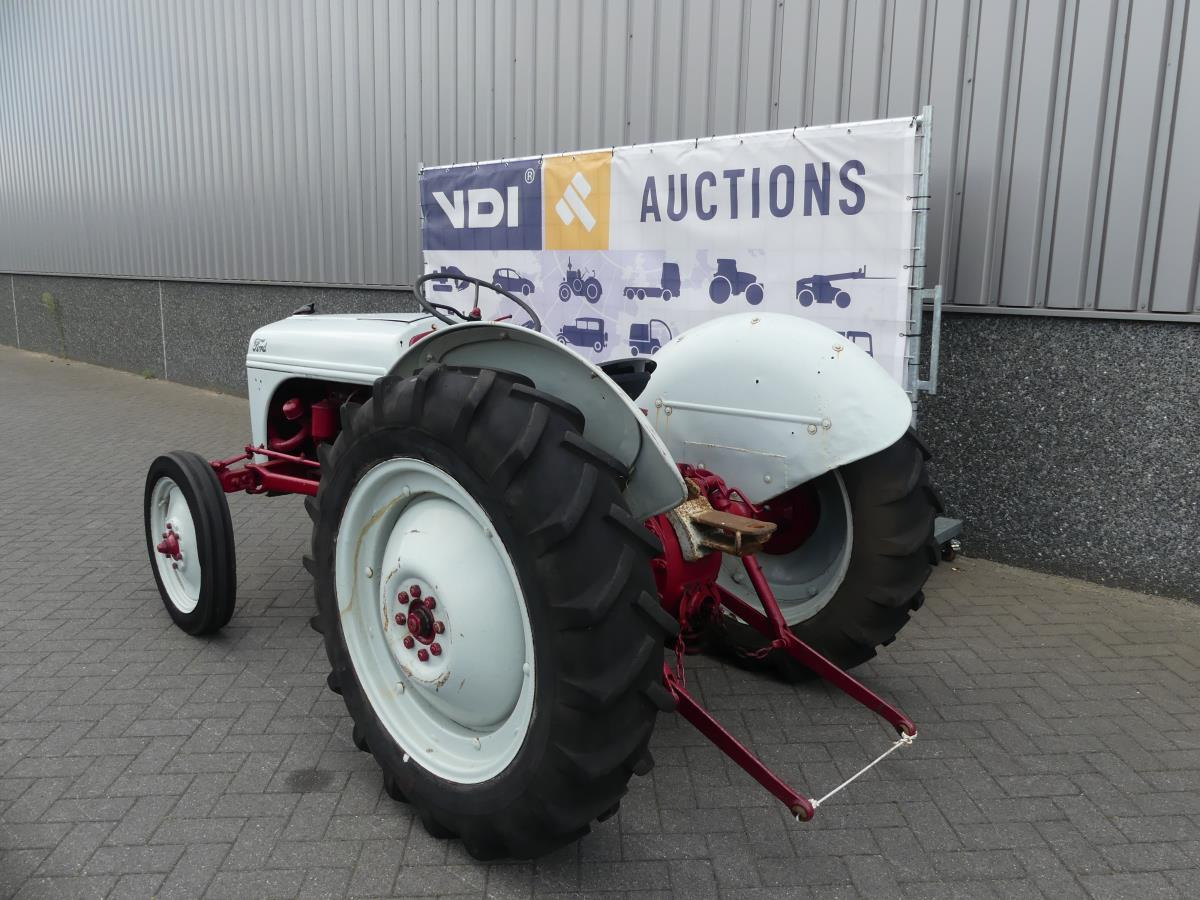 Ford 8N, Dearborn - Farm tractor: picture 5 Ford 8N, Dearborn - Farm tractor: picture 5