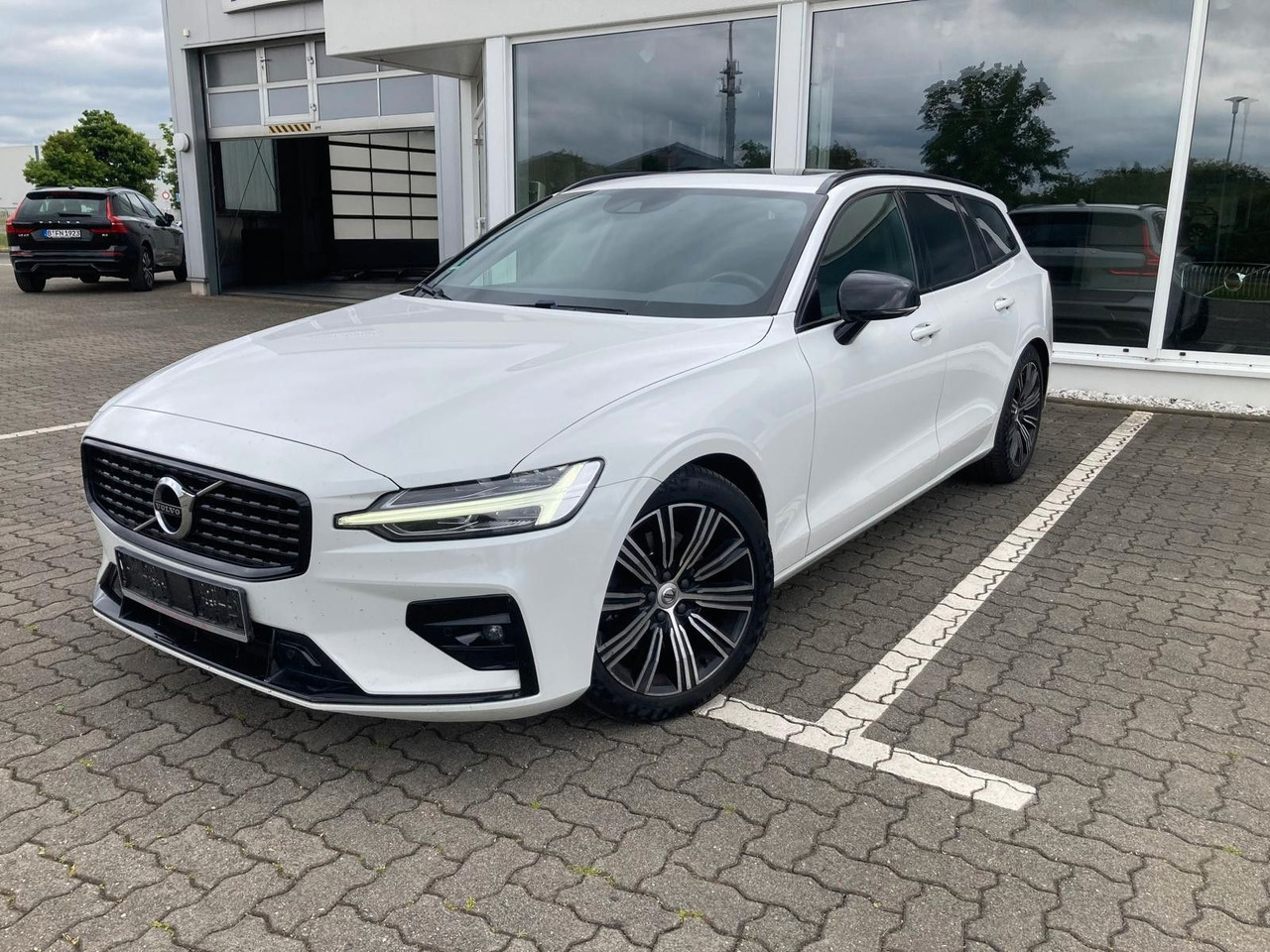 Volvo V60 B4 (Diesel) R Design (Standheiz, AHK, Pano) - Car: picture 1 Volvo V60 B4 (Diesel) R Design (Standheiz, AHK, Pano) - Car: picture 1