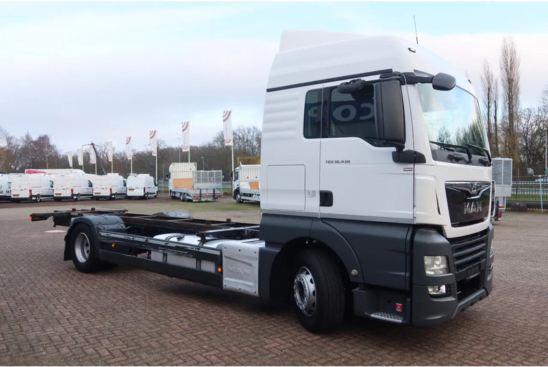 MAN TGX 18 .340 4x2 Full air Chassis, twist locks - Cab chassis truck: picture 2 MAN TGX 18 .340 4x2 Full air Chassis, twist locks - Cab chassis truck: picture 2