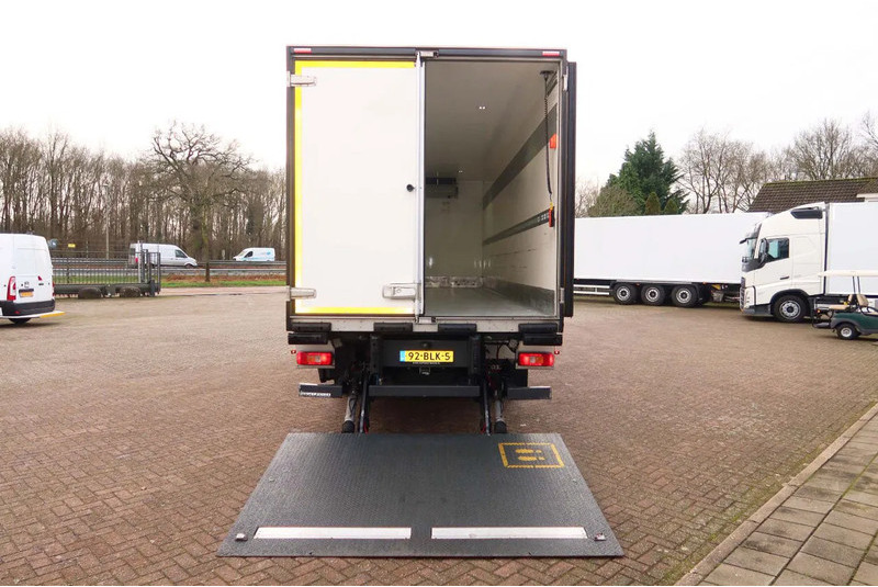 Volvo FM 330 4x2 Koel/Vries Carrier Supra 380 + Klep Dhollandia 2500 kg - Refrigerator truck: picture 3 Volvo FM 330 4x2 Koel/Vries Carrier Supra 380 + Klep Dhollandia 2500 kg - Refrigerator truck: picture 3