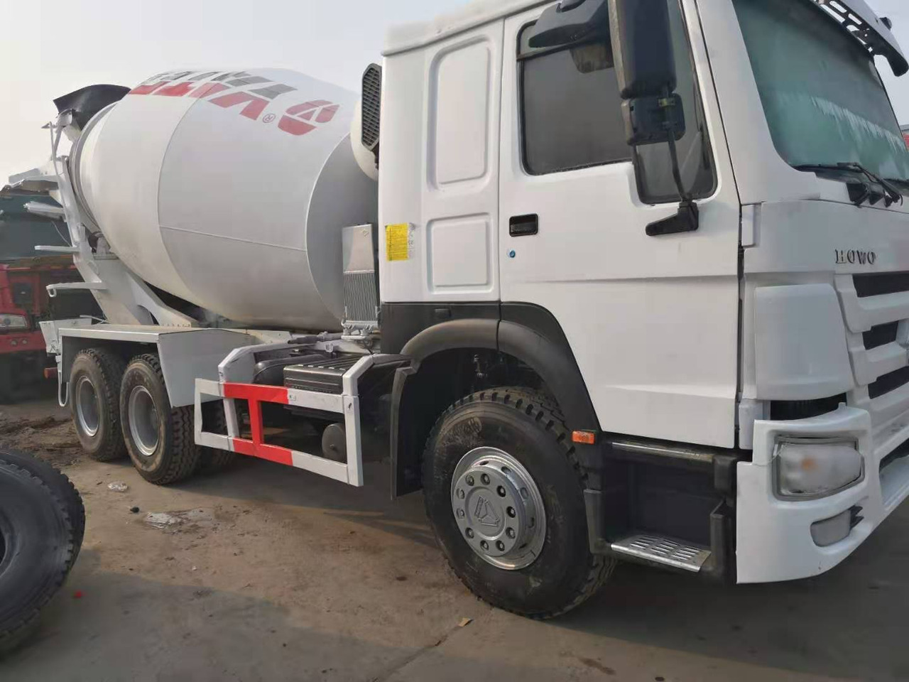 HOWO 371 - Concrete mixer truck: picture 1 HOWO 371 - Concrete mixer truck: picture 1