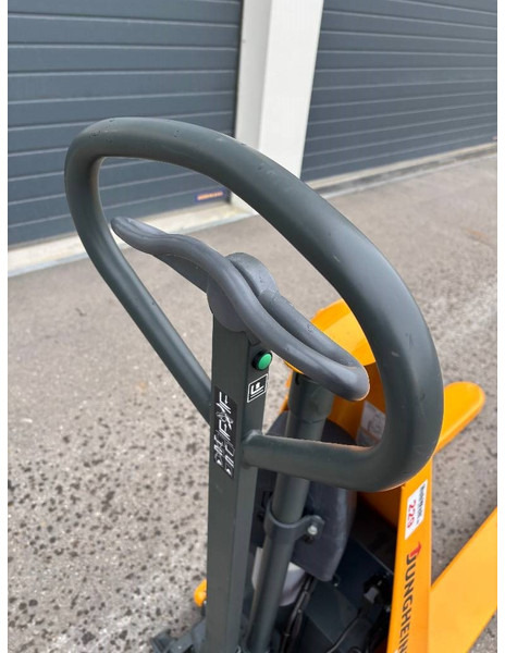 Jungheinrich Scherenhubwagen AMX 10e - Stacker: picture 3 Jungheinrich Scherenhubwagen AMX 10e - Stacker: picture 3