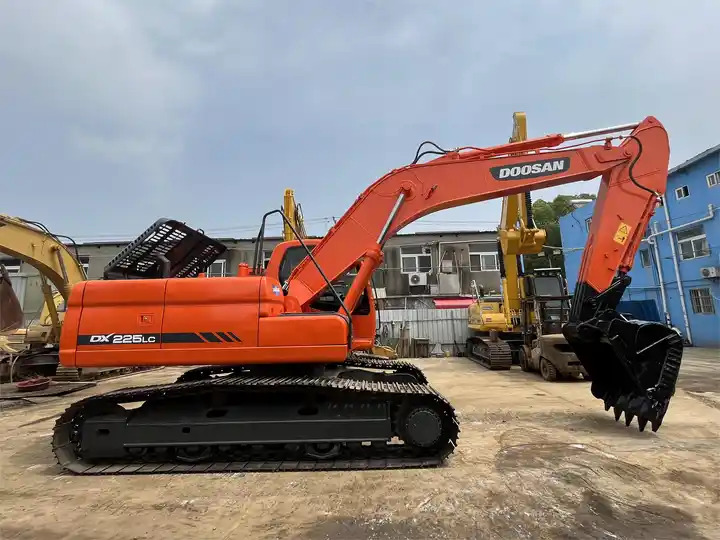 20 ton heavy machine used excavator digger doosan dx225lc with good performance - Crawler excavator: picture 3 20 ton heavy machine used excavator digger doosan dx225lc with good performance - Crawler excavator: picture 3