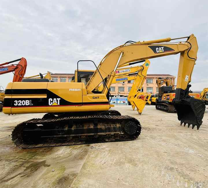 Caterpillar/cat Medium Used Excavator 20t Cat 320b,320c,320d Excavating Equipment With 0.8,1.0,1.2 Cbm Bucket Size In Shanghai - Crawler excavator: picture 1 Caterpillar/cat Medium Used Excavator 20t Cat 320b,320c,320d Excavating Equipment With 0.8,1.0,1.2 Cbm Bucket Size In Shanghai - Crawler excavator: picture 1