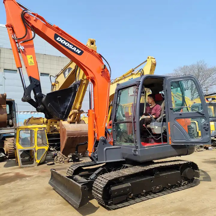 High Quality Hot Sale Used 6t Mini Excavator Original Korea Doosan Used Excavators Doosan Dx60 With Good Performance - Crawler excavator: picture 2 High Quality Hot Sale Used 6t Mini Excavator Original Korea Doosan Used Excavators Doosan Dx60 With Good Performance - Crawler excavator: picture 2