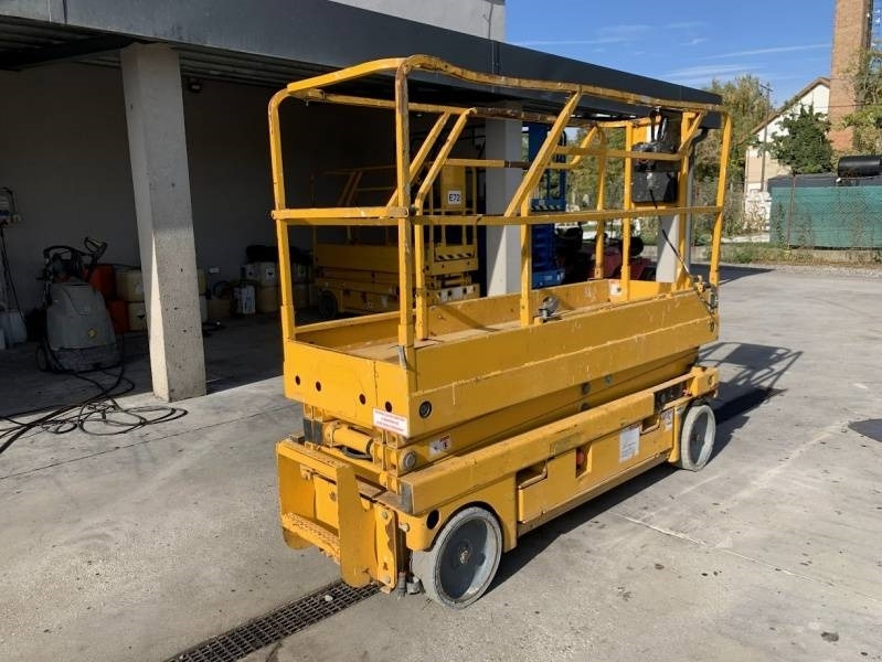 Haulotte Compact 8 - 8m, electric - Scissor lift: picture 2 Haulotte Compact 8 - 8m, electric - Scissor lift: picture 2