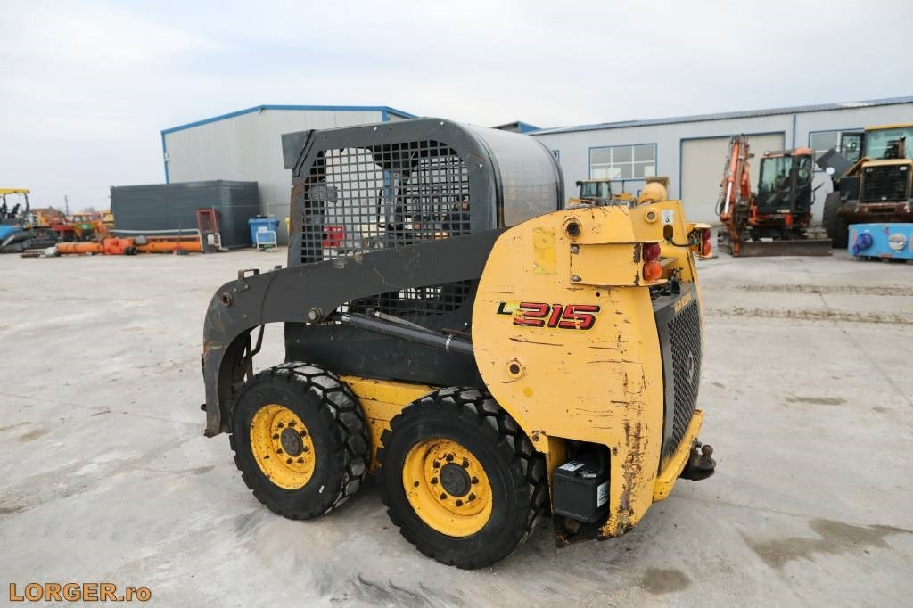 New Holland L 215 - Skid steer loader: picture 2 New Holland L 215 - Skid steer loader: picture 2