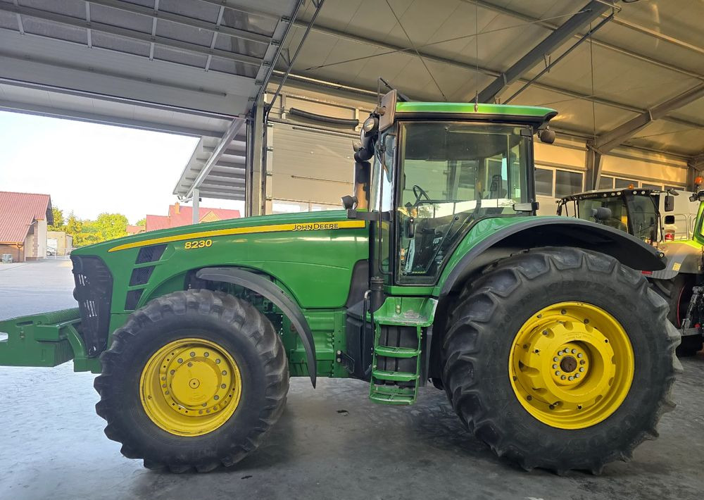 John Deere 8230 - Farm tractor: picture 3 John Deere 8230 - Farm tractor: picture 3