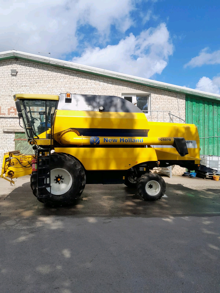 New Holland TC5070 - Combine harvester: picture 3 New Holland TC5070 - Combine harvester: picture 3
