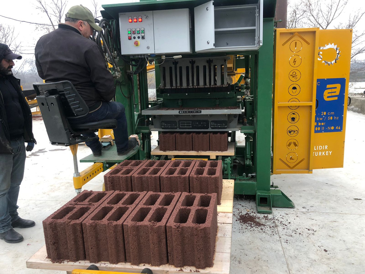 Economic Hollow Block Machine - Block making machine: picture 2 Economic Hollow Block Machine - Block making machine: picture 2