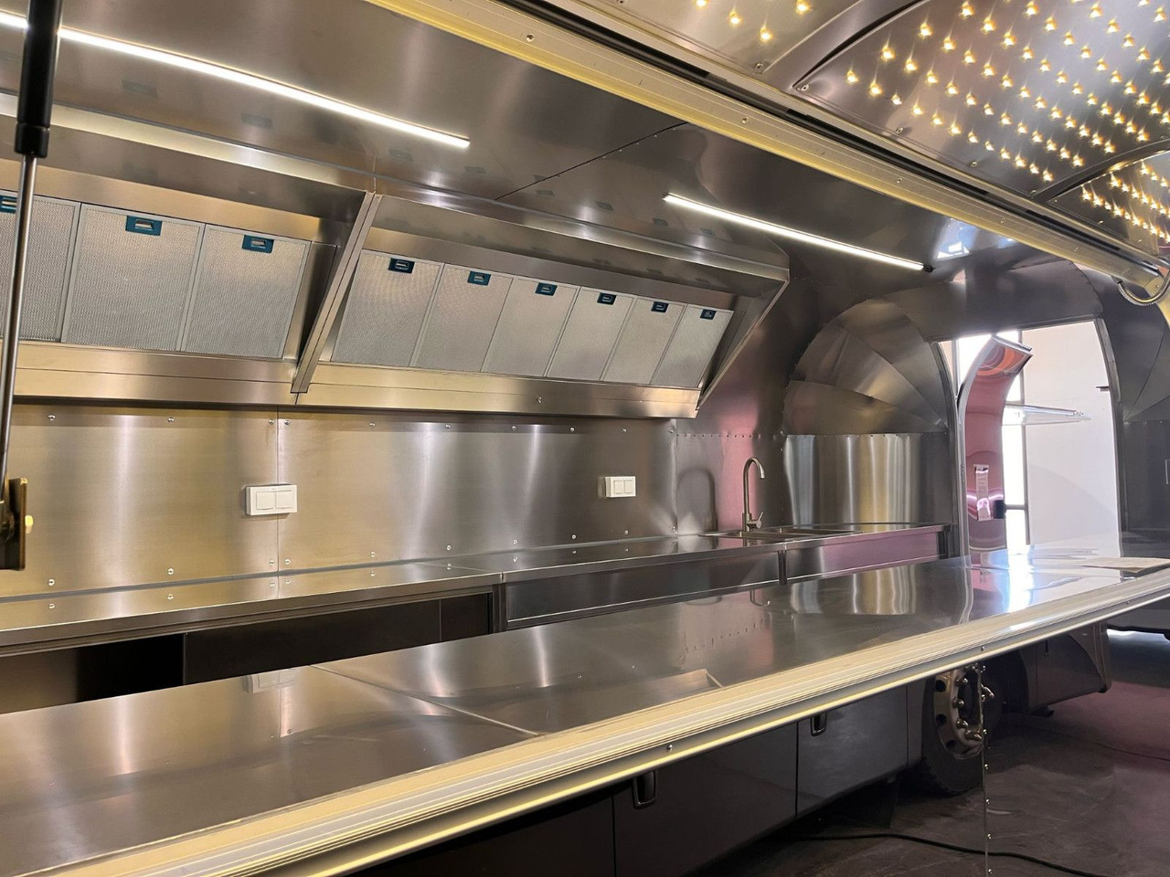 Esselmann Delistar Foodtruck 6000 ähn. Airstream - Vending trailer: picture 4 Esselmann Delistar Foodtruck 6000 ähn. Airstream - Vending trailer: picture 4