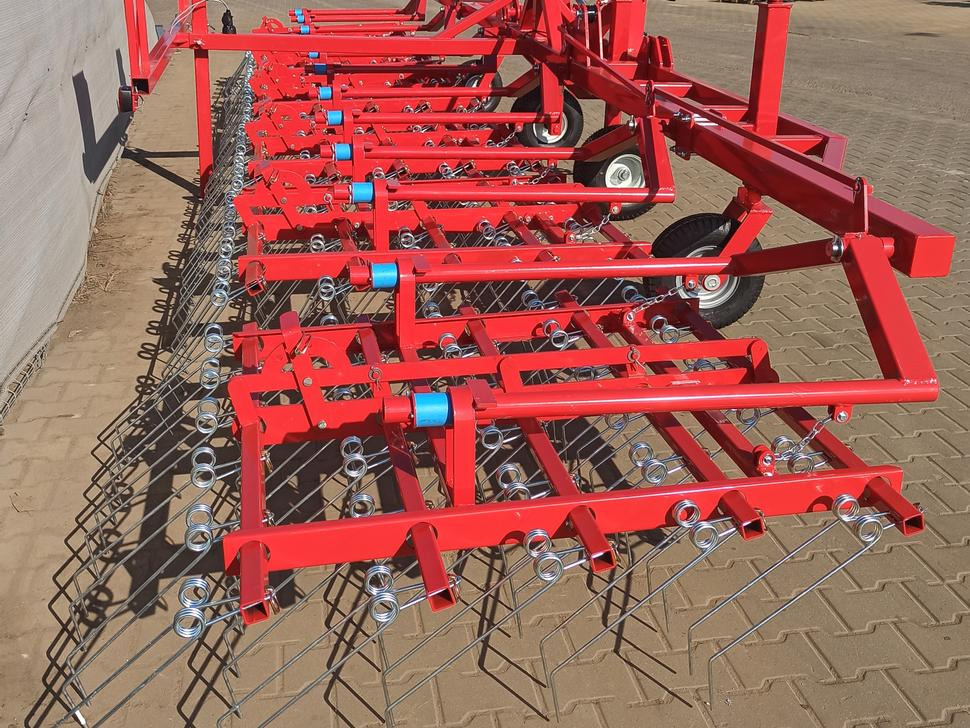 METAL-TECHNIK Hackstriegel / Weeder / Herse étrille / Sarchiatrice / Прополочная машина / Chwastownik 9 m - Spring tine harrow: picture 2 METAL-TECHNIK Hackstriegel / Weeder / Herse étrille / Sarchiatrice / Прополочная машина / Chwastownik 9 m - Spring tine harrow: picture 2