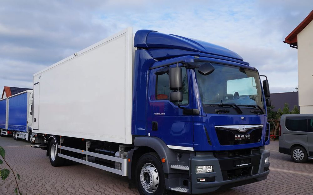 MAN TGM 18.250 EURO 6 CHŁODNIA KONTENER 7.50 m 199 TYS KM - Refrigerator truck: picture 2 MAN TGM 18.250 EURO 6 CHŁODNIA KONTENER 7.50 m 199 TYS KM - Refrigerator truck: picture 2