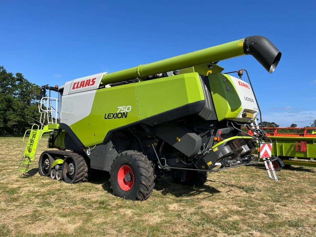Claas 750TT c/w V900 Header - Combine harvester: picture 2 Claas 750TT c/w V900 Header - Combine harvester: picture 2