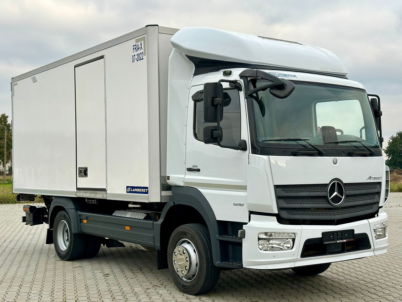 MERCEDES-BENZ ATEGO 1218 / CHŁODNIA / WINDA / 12 PALET / 5.10 M DŁUGOŚCI / AUTOMAT / LAMBERET / 5090 KG ŁADOWNOŚCI - Refrigerator truck: picture 1 MERCEDES-BENZ ATEGO 1218 / CHŁODNIA / WINDA / 12 PALET / 5.10 M DŁUGOŚCI / AUTOMAT / LAMBERET / 5090 KG ŁADOWNOŚCI - Refrigerator truck: picture 1