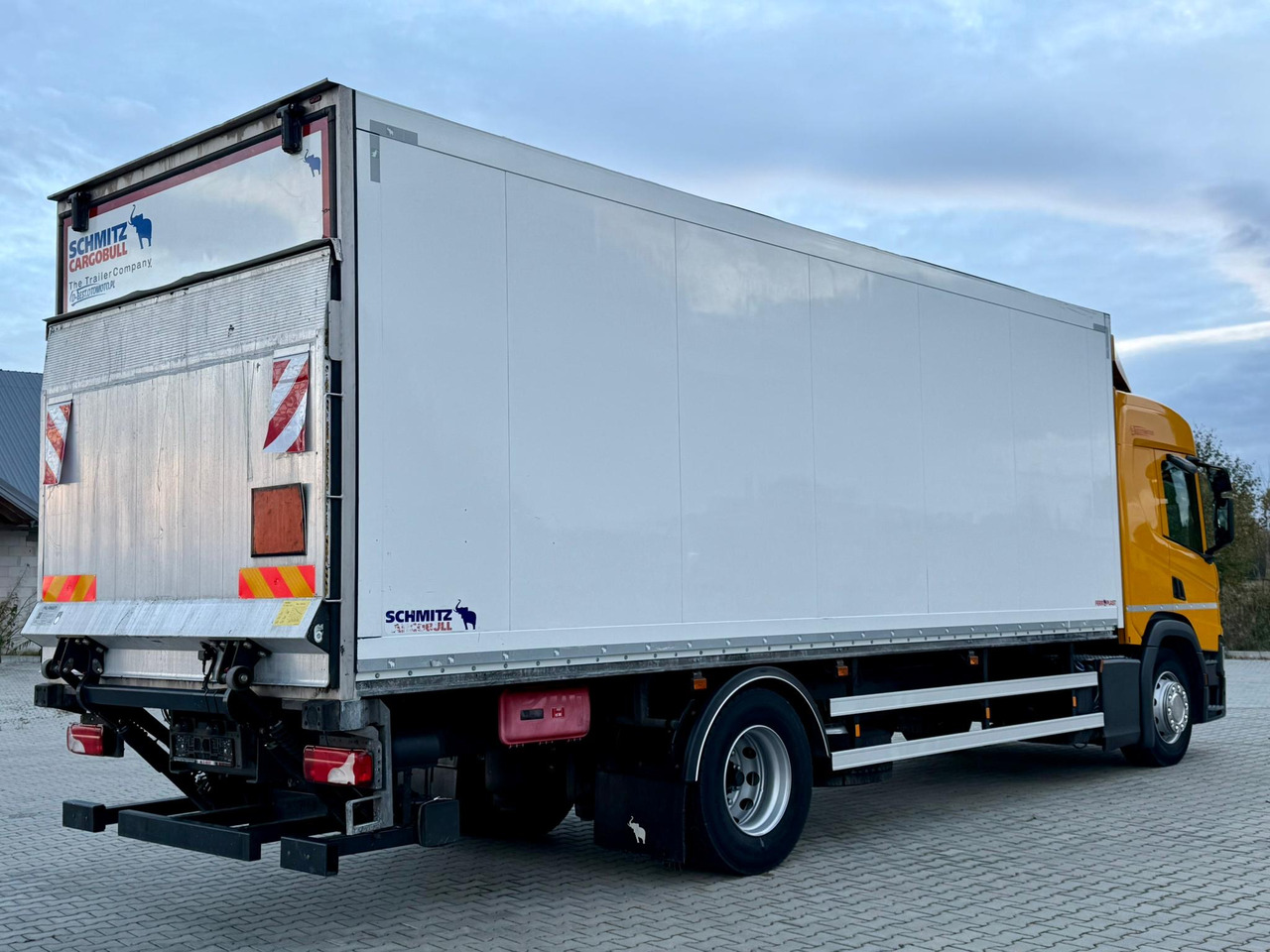 SCANIA P220 / IZOTERMA / WINDA / SCHMITZ / 18 PALET / SILNIK 6 / SYPIALKA / 2019 ROK / NISKI PRZEBIEG - Isothermal truck: picture 4 SCANIA P220 / IZOTERMA / WINDA / SCHMITZ / 18 PALET / SILNIK 6 / SYPIALKA / 2019 ROK / NISKI PRZEBIEG - Isothermal truck: picture 4