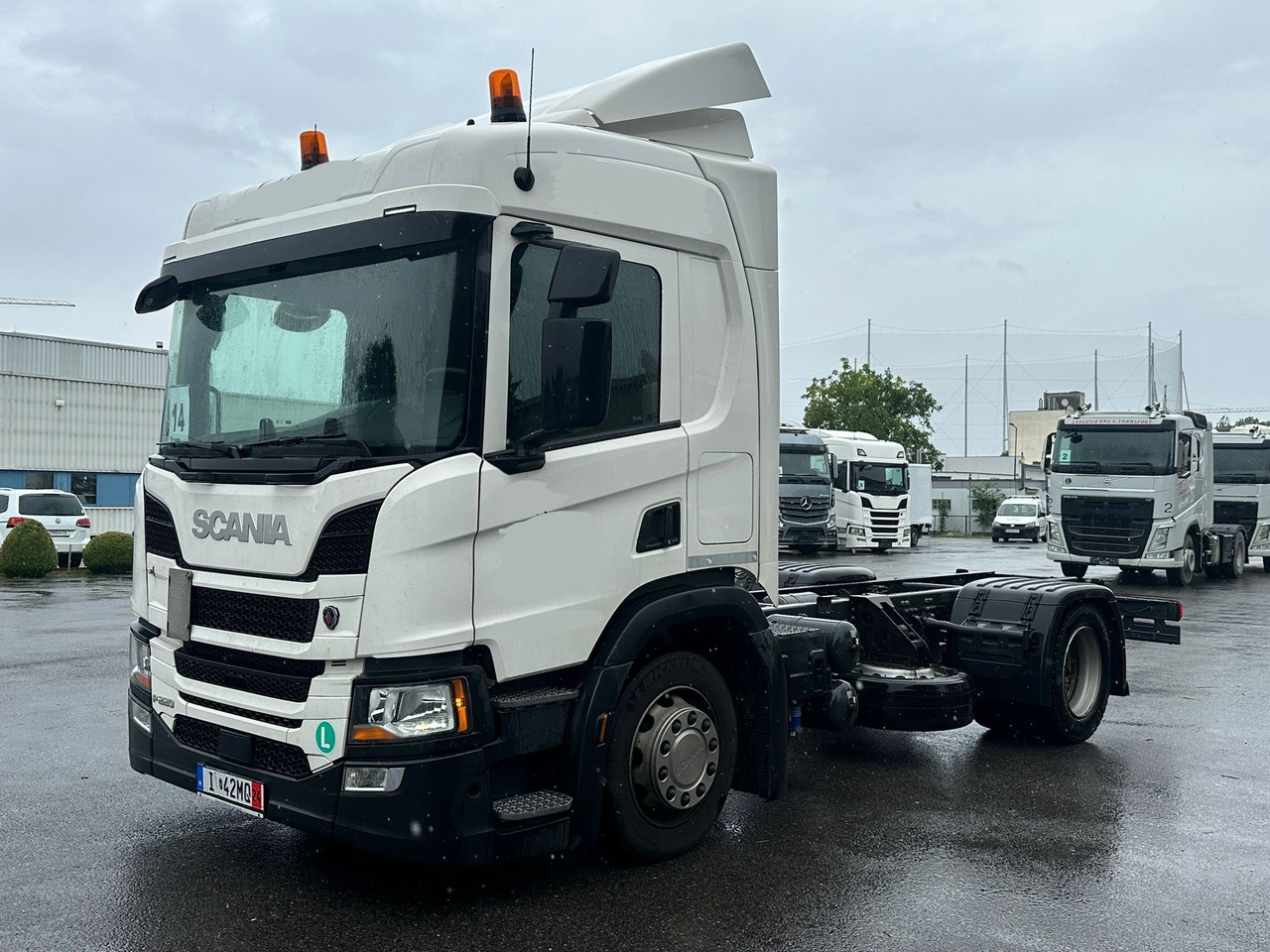 SCANIA P220 / RAMA DO ZABUDOWY / ROZSTAW OSI 3.90 M / SILNIK 6 / WYWROTKA / BECZKA / HAKOWIEC / UTRZYMANIE DRÓG / AUTOMAT / 2019 ROK / NISKI PRZEBIEG - Cab chassis truck: picture 2 SCANIA P220 / RAMA DO ZABUDOWY / ROZSTAW OSI 3.90 M / SILNIK 6 / WYWROTKA / BECZKA / HAKOWIEC / UTRZYMANIE DRÓG / AUTOMAT / 2019 ROK / NISKI PRZEBIEG - Cab chassis truck: picture 2