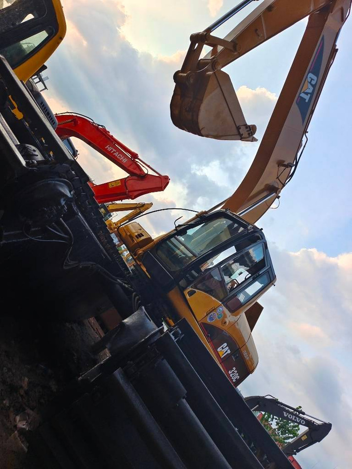 CAT 320 C - Amphibious excavator: picture 2 CAT 320 C - Amphibious excavator: picture 2