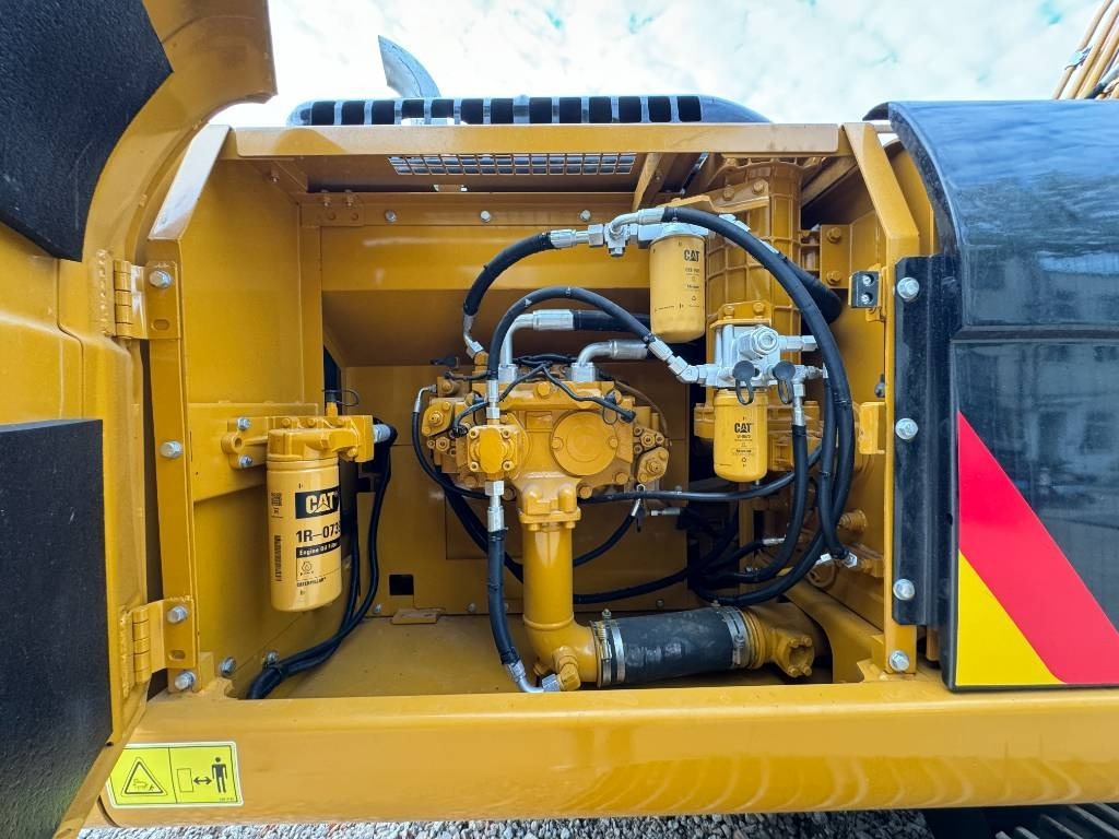 Crawler excavator CAT 324 D: picture 8