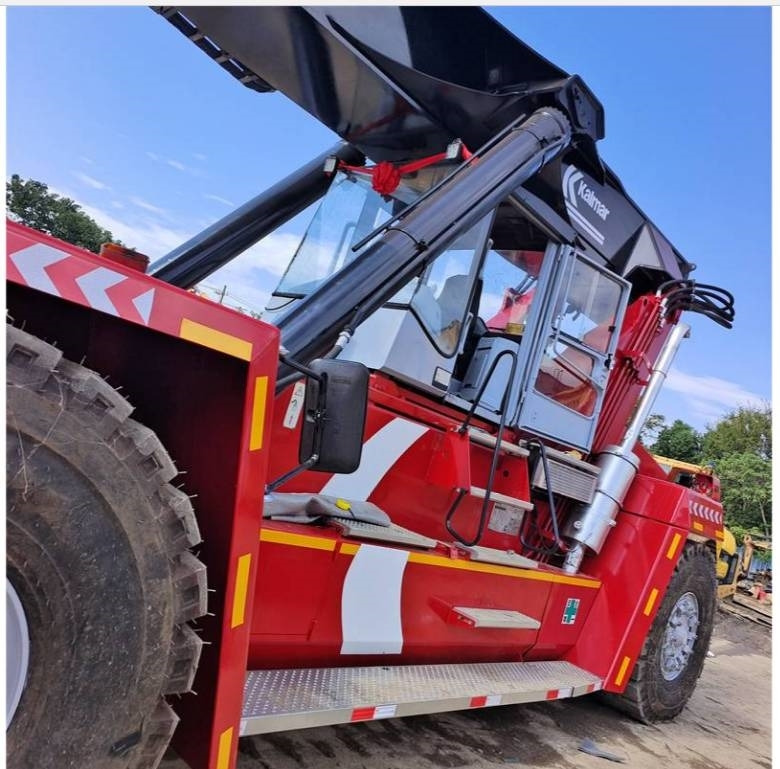 Kalmar DRF 450 - Reach stacker: picture 4 Kalmar DRF 450 - Reach stacker: picture 4