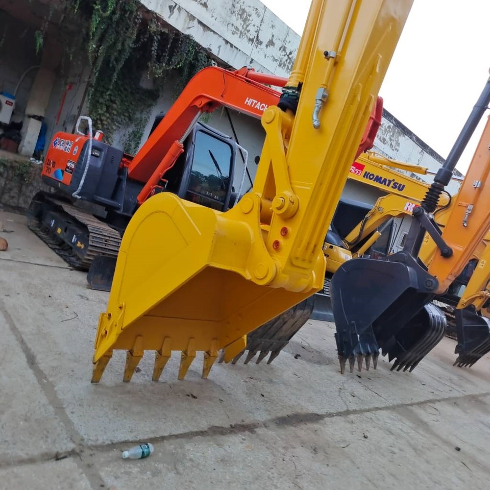 Komatsu PC 220 - Crawler excavator: picture 2 Komatsu PC 220 - Crawler excavator: picture 2