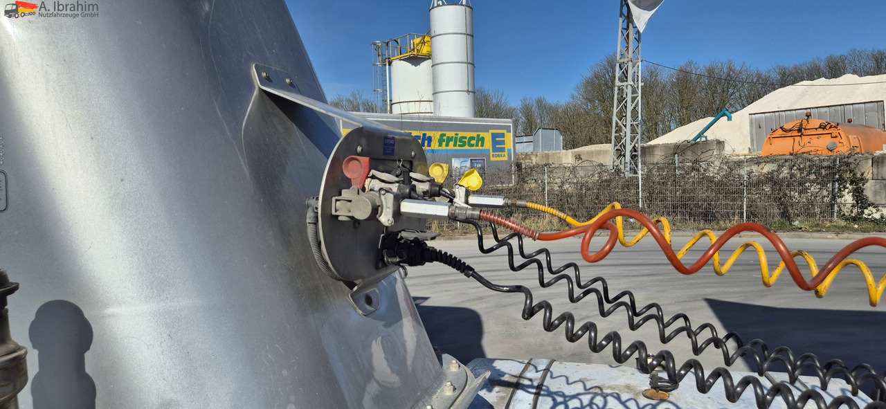 O.M.E.P.S Unfall, voll fahrbereit 35 cbm - Silo semi-trailer: picture 2 O.M.E.P.S Unfall, voll fahrbereit 35 cbm - Silo semi-trailer: picture 2