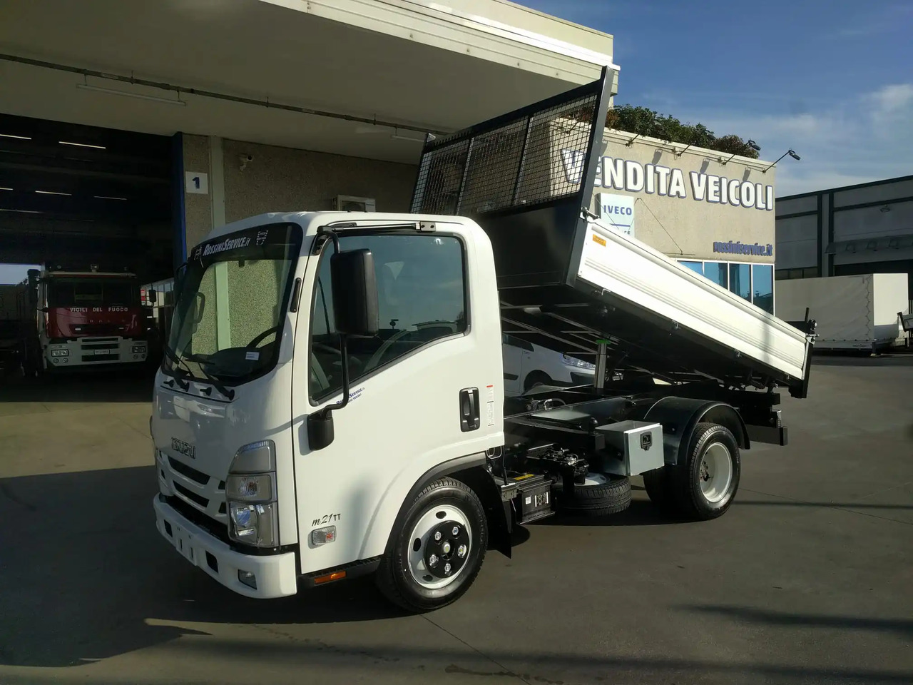 ISUZU NNR M21 T - Tipper van: picture 4 ISUZU NNR M21 T - Tipper van: picture 4