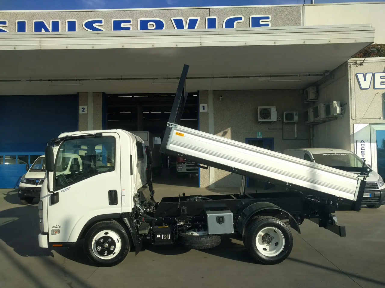 ISUZU NNR M21 T - Tipper van: picture 5 ISUZU NNR M21 T - Tipper van: picture 5