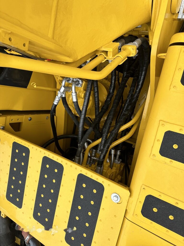 Komatsu PC220-8 - Crawler excavator: picture 5 Komatsu PC220-8 - Crawler excavator: picture 5