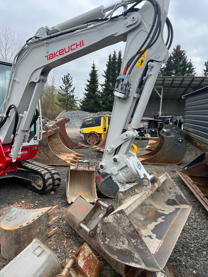 Takeuchi TB 240 DPF V4 Powertilt 3x Löffel - Mini excavator: picture 2 Takeuchi TB 240 DPF V4 Powertilt 3x Löffel - Mini excavator: picture 2