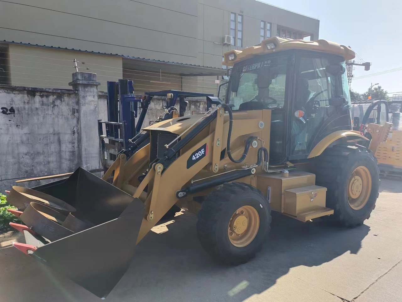 CATERPILLAR 420F - Backhoe loader: picture 1 CATERPILLAR 420F - Backhoe loader: picture 1