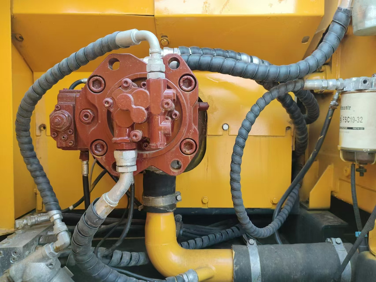 HYUNDAI R220LC-9S - Crawler excavator: picture 5 HYUNDAI R220LC-9S - Crawler excavator: picture 5