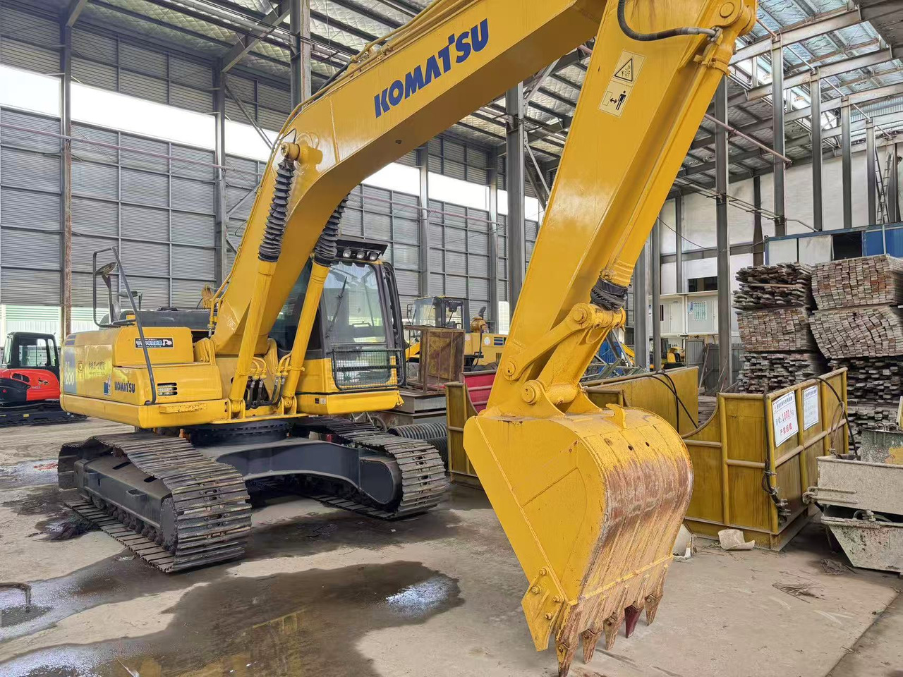 KOMATSU PC200-8 - Crawler excavator: picture 3 KOMATSU PC200-8 - Crawler excavator: picture 3