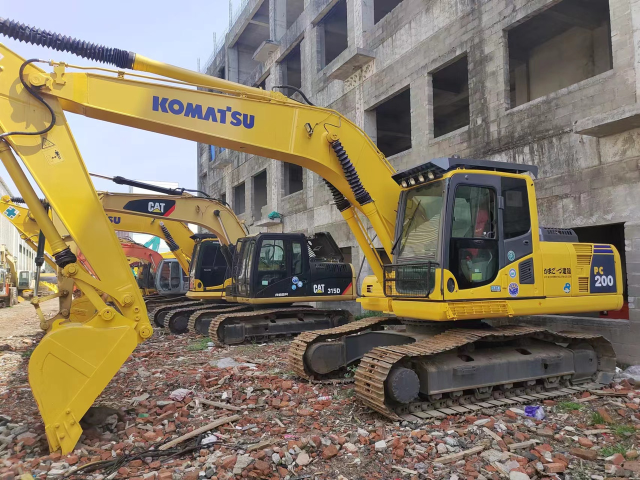 KOMATSU PC200-8 PC200-7 PC220-7 - Crawler excavator: picture 1 KOMATSU PC200-8 PC200-7 PC220-7 - Crawler excavator: picture 1