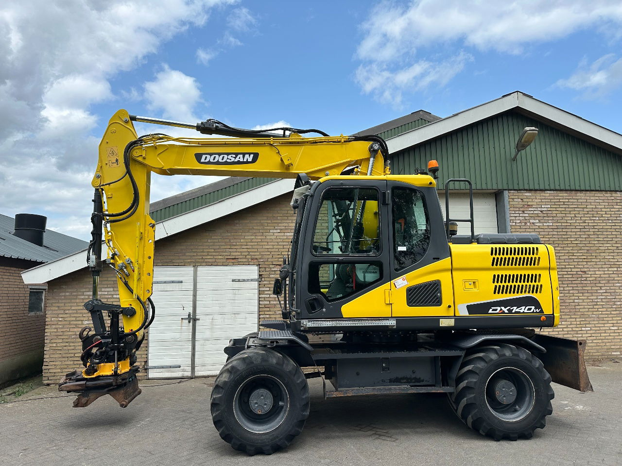 Doosan DX140W-5 - Wheel excavator: picture 1 Doosan DX140W-5 - Wheel excavator: picture 1