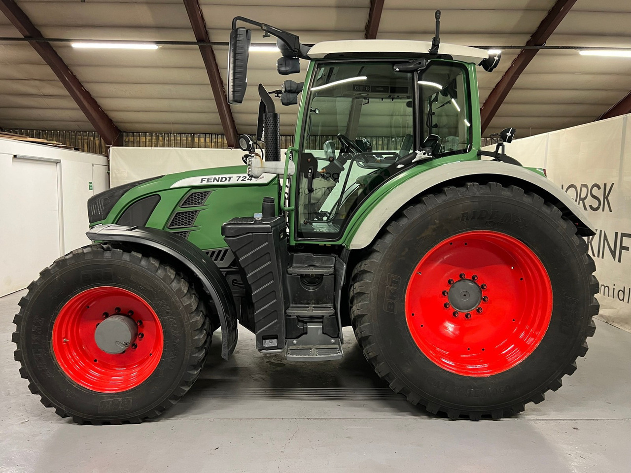 Fendt 724 Vario - Farm tractor: picture 1 Fendt 724 Vario - Farm tractor: picture 1
