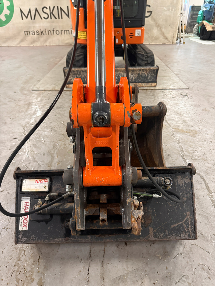 Mini excavator Hitachi ZX26U-6: picture 8