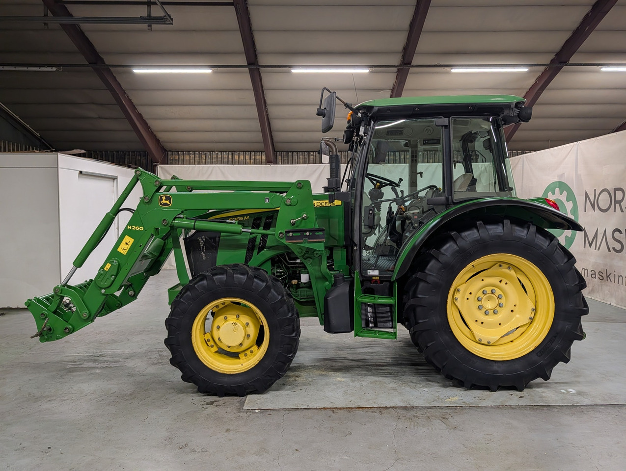 John Deere 5085M - Farm tractor: picture 2 John Deere 5085M - Farm tractor: picture 2