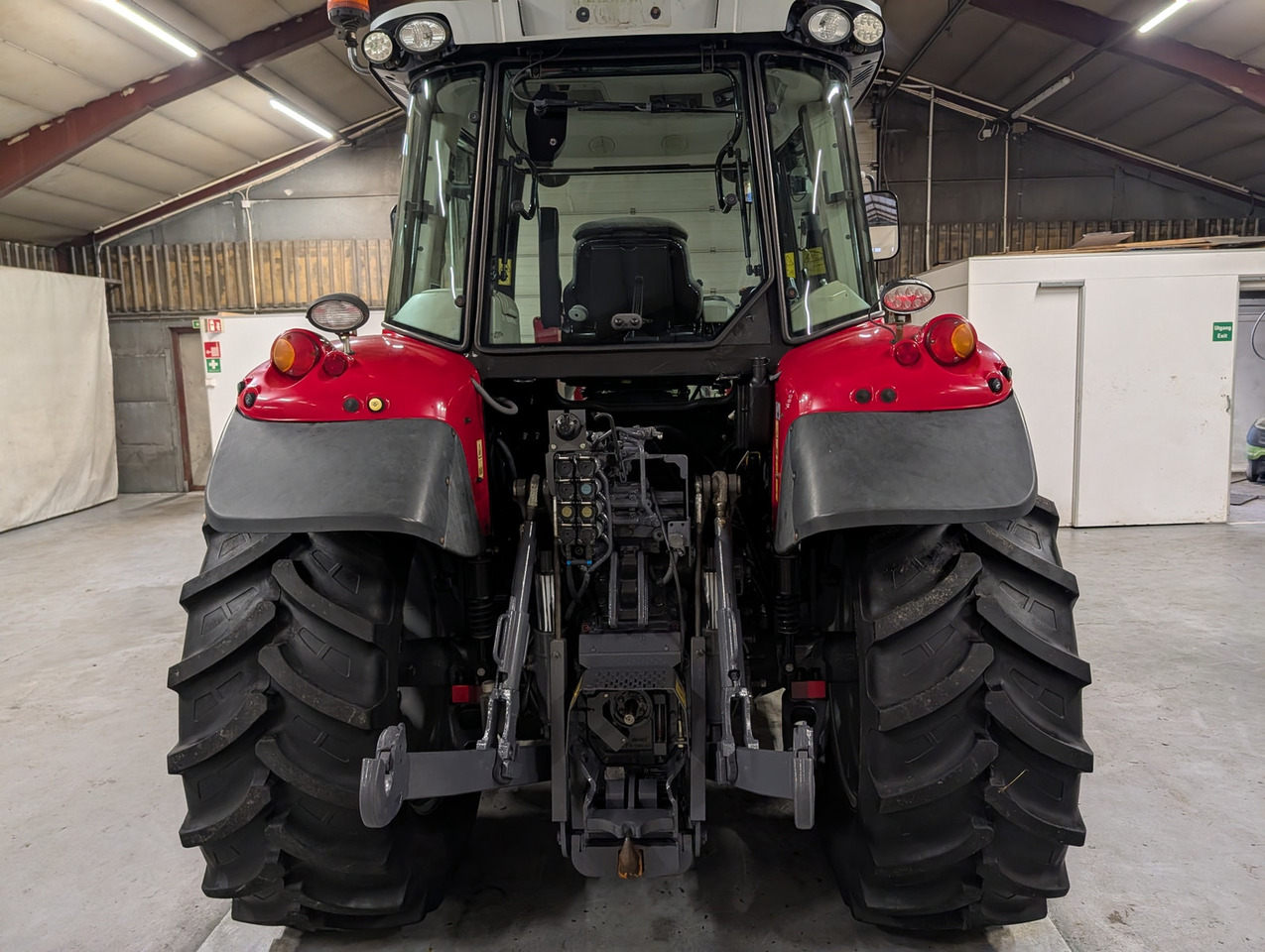 Massey Ferguson 5712SL - Farm tractor: picture 4 Massey Ferguson 5712SL - Farm tractor: picture 4