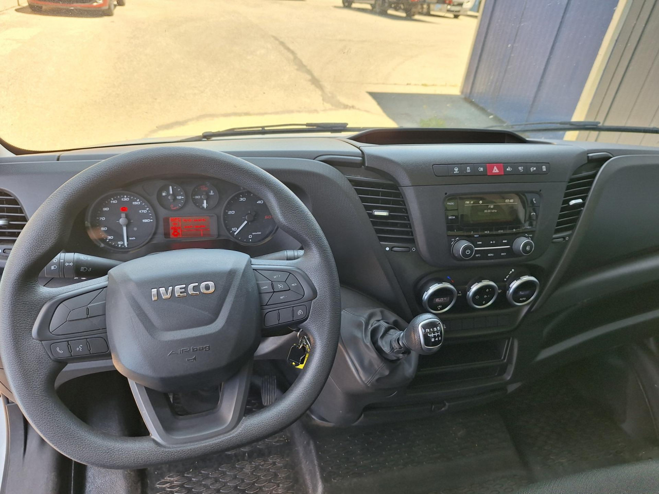 Box van IVECO Daily 35 C 16: picture 12
